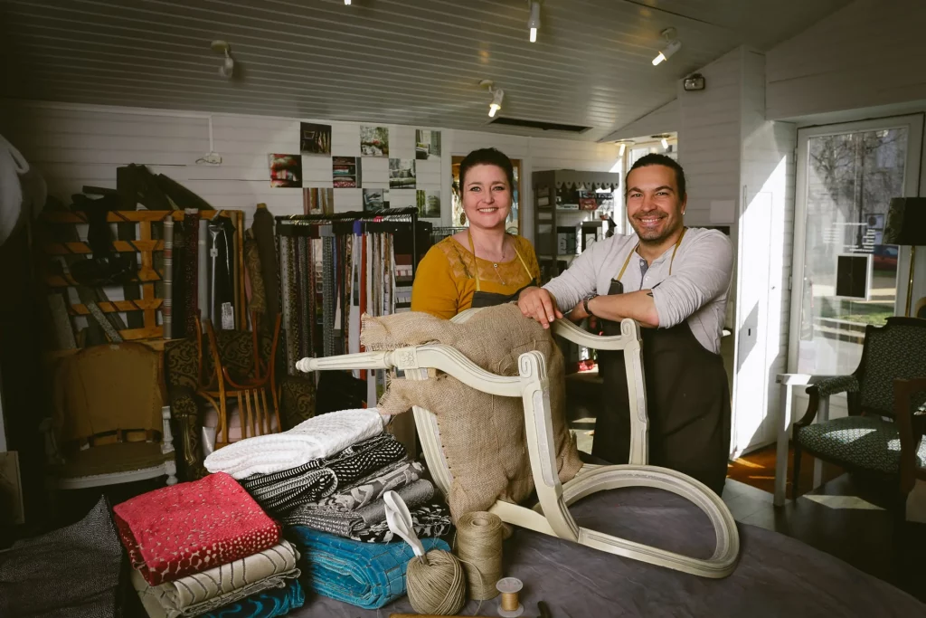 Aurélie Delmas et Cédric Dexet dans leur atelier de réfection et décoration